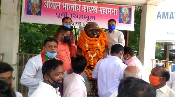 Citizens and political workers paying tributes to Jai Prakash Narayan Citizens and political workers paying tributes to Jai Prakash Narayan